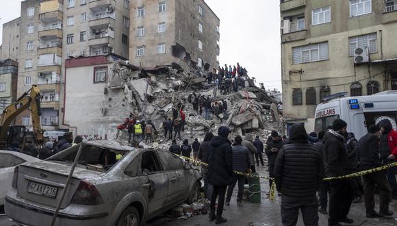 El personal de emergencia busca víctimas en el sitio de un edificio derrumbado después de un terremoto en Diyarbakir, sureste de Turquía, el 6 de febrero de 2023. (Foto: EFE/EPA/REFIK TEKIN)