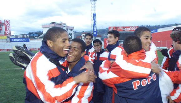 Guizasola celebra con Wilmer Aguirre mientras Paolo Guerrero observa a lo lejos | Foto: GEC