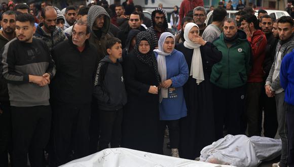 Los palestinos lloran a sus familiares, muertos en un ataque israelí nocturno contra el campo de refugiados de Al-Maghazi, durante un funeral masivo en el hospital Al-Aqsa en Deir Al-Balah, en el centro de la Franja de Gaza, el 25 de diciembre de 2023, en medio de batallas en curso. entre Israel y el grupo militante palestino Hamás. (Foto de MAHMUD HAMS / AFP)