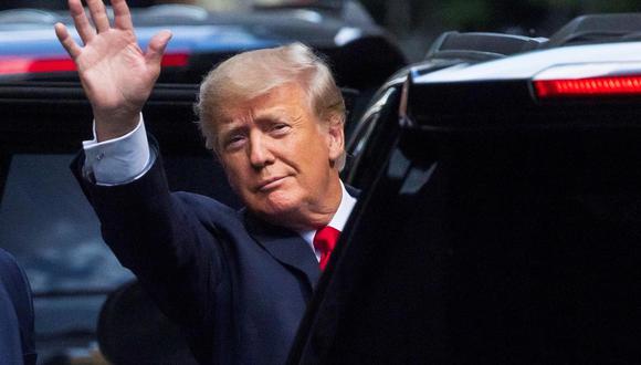 El ex presidente de Estados Unidos, Donald Trump, saluda a los peatones cuando sale de la Trump Tower en Nueva York, el 29 de junio de 2021. (EFE / EPA / JUSTIN LANE).