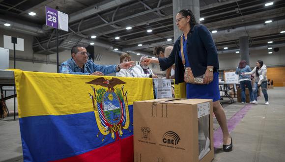 Ecuatorianos en España cotan en el referéndum y consulta popular 2024 en el IFEMA en Madrid. (EFE/ Fernando Villar).