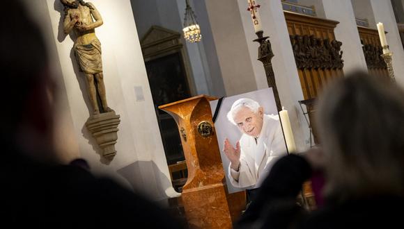 En su testamento, el religioso, retirado en un monasterio vaticano hasta su muerte desde su histórica renuncia en 2013, pide “humildemente” rezar por él.