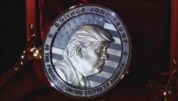 &quot;In Trump We Trust&quot; (&quot;En Trump confiamos, en espa&ntilde;ol) es la frase elegida para ilustrar junto al rostro del presidente electo de Estados Unidos una de las caras de la moneda. (Foto: AP)