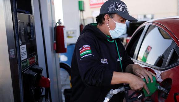 Un trabajador llena un automóvil con gasolina en una estación de servicio después de que México suspendiera una semana el subsidio a la gasolina a lo largo de la frontera con Estados Unidos, en Ciudad Juárez, México