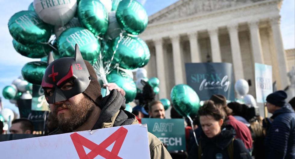 Un grupo de personas se manifiesta frente a la Corte Suprema de Estados Unidos el 5 de diciembre de 2022, durante los argumentos orales en un caso relacionado con una demanda presentada por Lorie Smith. (PEDRO UGARTE / AFP).