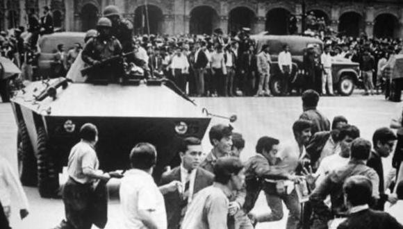 Soldados en el Zócalo de Ciudad de México, la plaza central del país. (PORTAL 68. ARCHIVO HISTÓRICO. UNAM).