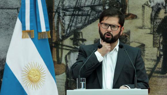 El presidente de Chile, Gabriel Boric, habla durante una conferencia de prensa con su homólogo argentino, Alberto Fernández, en la Casa Rosada el 4 de abril de 2022. (Tomás CUESTA / AFP).