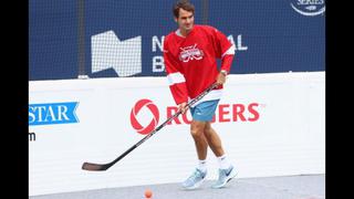 Mira cómo se divierte Roger Federer jugando al hockey