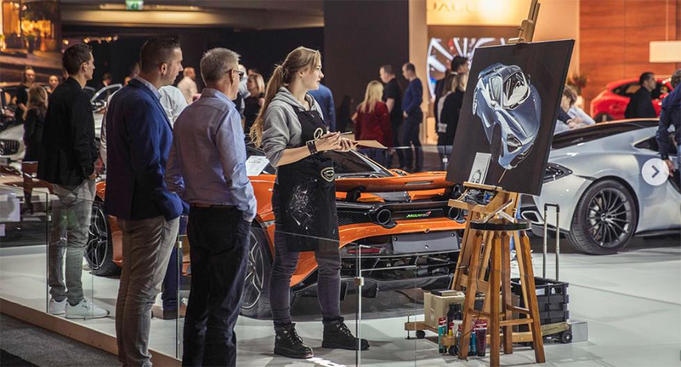 La artista también se presenta en eventos de autos haciendo pintura en vivo. (Foto: Instagram @automotive_artist)