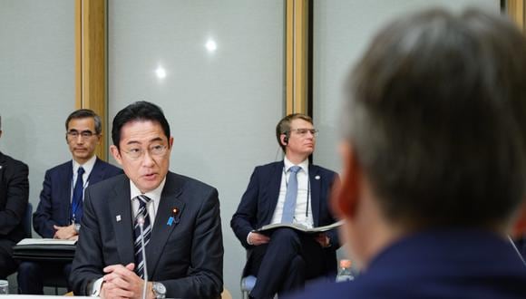 El primer ministro de Japón, Fumio Kishida, asiste a una reunión en Tokio, Japón, el 18 de marzo de 2023. (Foto de EFE/EPA/NICOLAS DATICHE)