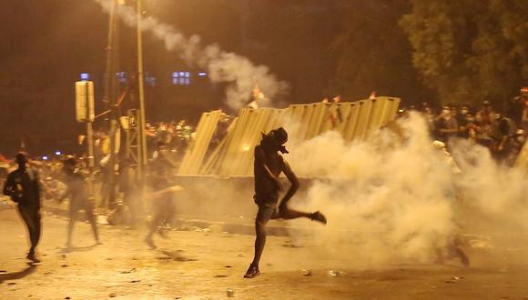 Las autoridades declararon hoy el toque de queda en Bagdad en medio de incidentes en un nueva jornada de protestas que se vienen repitiendo desde el viernes, desde cuando se han producido al menos 82 muertos y más de 3.000 heridos. (AFP)