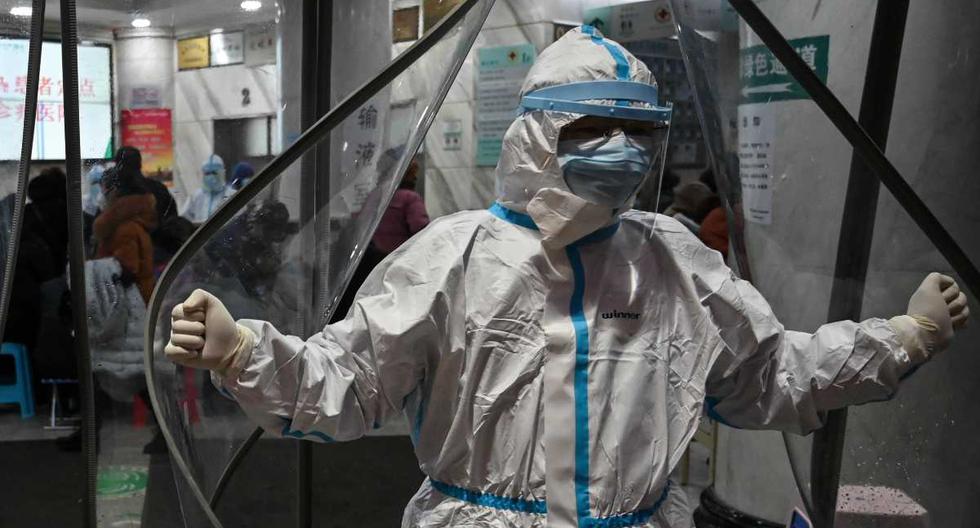 Médico en Wuhan con el traje de protección para evitar el contagio del Coronavirus. Sin embargo, alertan en China, que no cuentan con todos los materiales necesarios para su protección. (Foto: HECTOR RETAMAL / AFP)
