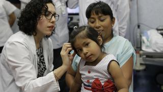 Emocionantes momentos en los que 2 niñas oyen por primera vez