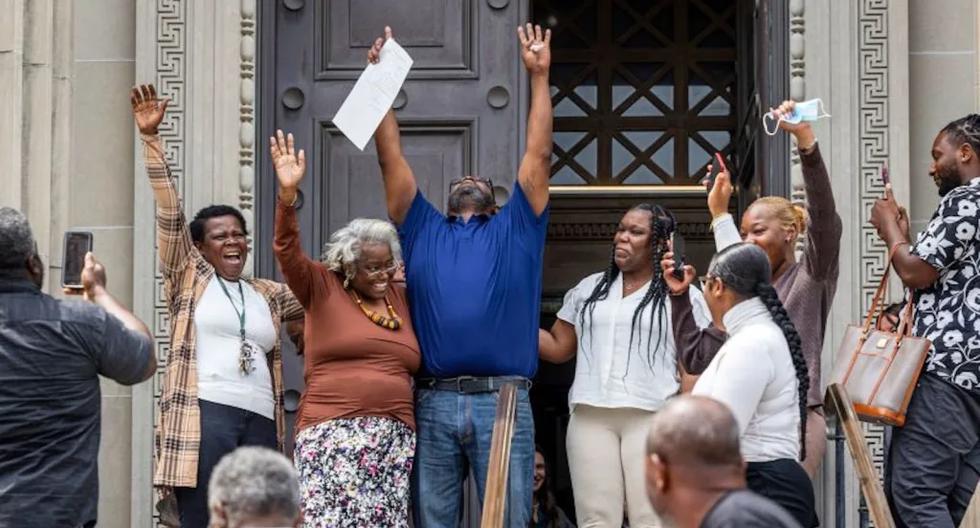 Patrick Brown levanta los brazos mientras recupera su libertad en Nueva Orleans, Estados Unidos. (Chris Granger/AP).