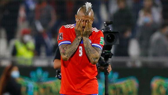El ‘Rey’ Arturo tuvo que salir en camilla en el duelo ante Colombia y no podrá estar en la siguiente fecha doble de las Eliminatorias 2026. Foto: AFP