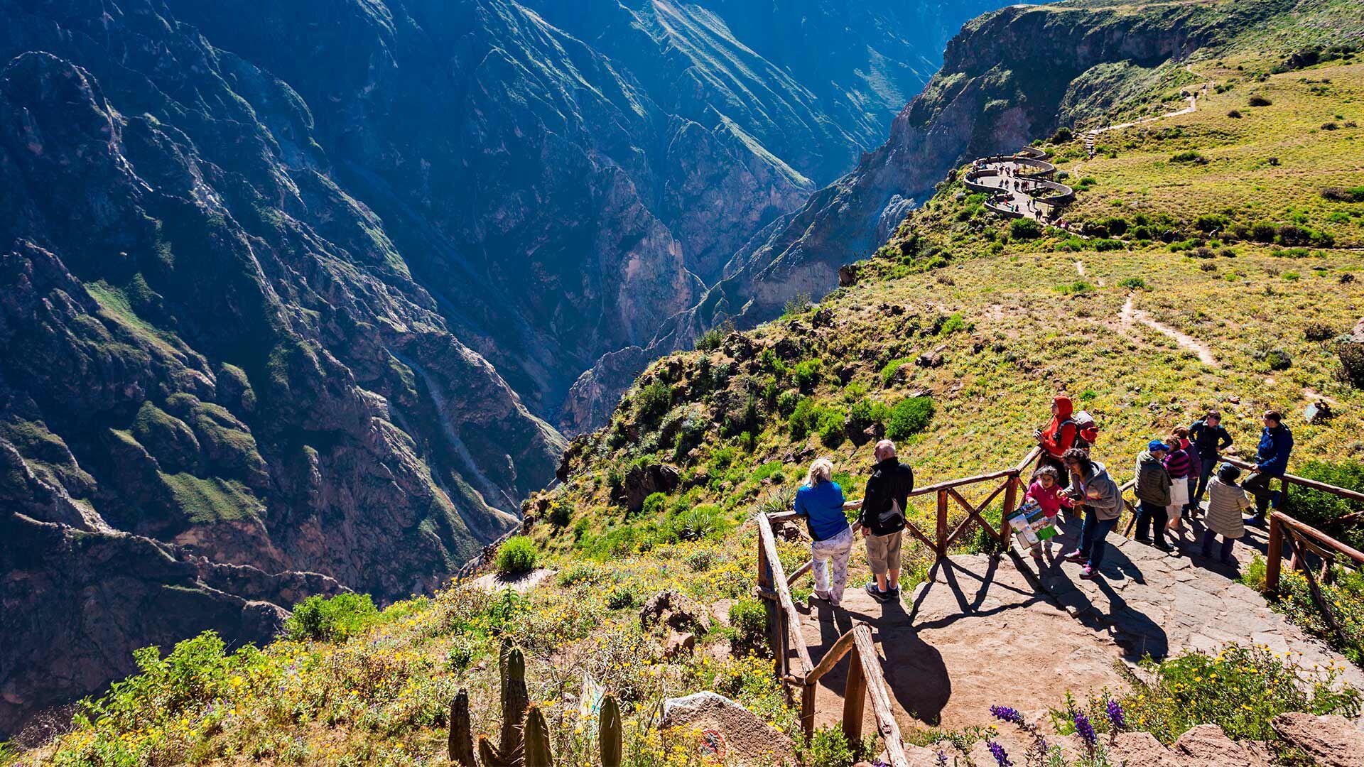 Este impresionante valle se encuentra en la región de Arequipa y es famoso por ser uno de los cañones más profundos del mundo, llegando a alcanzar una profundidad de más de 3,000 metros. El valle es un lugar de gran belleza natural, hogar del majestuoso cóndor andino y de terrazas agrícolas construidas por las culturas preincaicas. (Foto: Perú Travel).