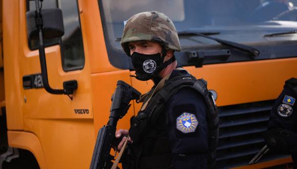 La unidad especial de la policía de Kosovo asegura la zona cercana al cruce fronterizo de Jarinje el 20 de septiembre de 2021. (ARMEND NIMANI / AFP).