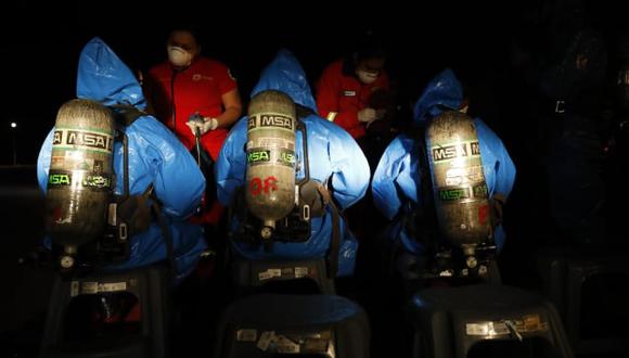 Seis unidades de los bomberos, entre ellas la Unidad Especial de Materiales Peligrosos, trabajaron hasta las 4:30 a.m. para atender la emergencia en la Costa Verde ( Piko Tamashiro / GEC)