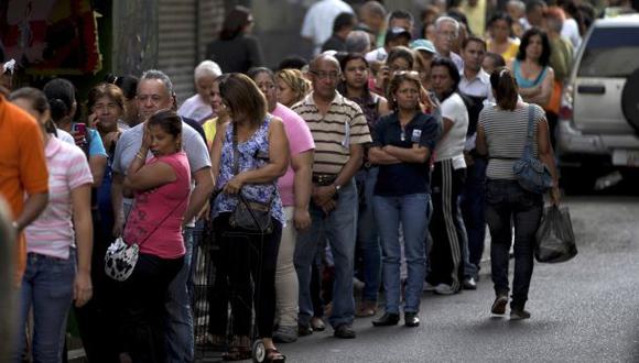 Venezuela: Largas colas y peleas por escasez de productos