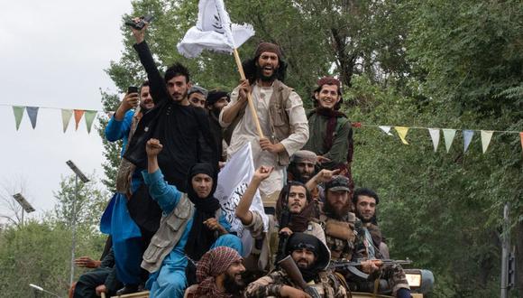 Hombres celebran en Afganistán el primer aniversario de la toma del poder por parte de los talibanes. (Getty Images).