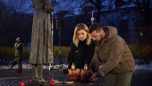 El presidente ucraniano Volodymyr Zelensky (derecha) y su esposa Olena presentando sus respetos mientras participan en una ceremonia conmemorativa en Kyiv en un monumento a las víctimas del Holodomor. (Foto de FOLLETO / SERVICIO DE PRENSA PRESIDENCIAL DE UCRANIA / AFP)