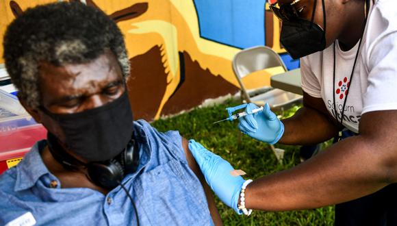 Una trabajadora de la salud administra una vacuna Johnson & Johnson contra el coronavirus covid-19 a un hombre sin hogar en Miami Dade, Florida.
(CHANDAN KHANNA / AFP).