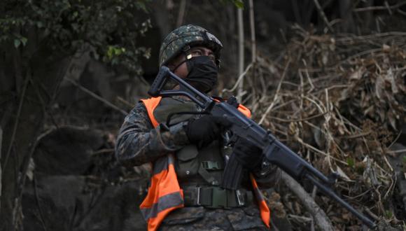 Un oficial de la Policía Militar patrulla las calles durante un toque de queda parcial ordenado por el gobierno para contener la pandemia del nuevo coronavirus, en Amatitlán, 35 km al sur de la Ciudad de Guatemala, el 2 de abril de 2020. (Foto referencial, Johan ORDONEZ / AFP).