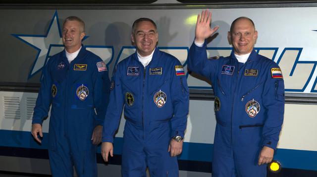 Tres astronautas viajan en el cohete Soyuz camino a la EEI - 4