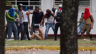 Venezuela: Chavistas golpean y desnudan a estudiantes
