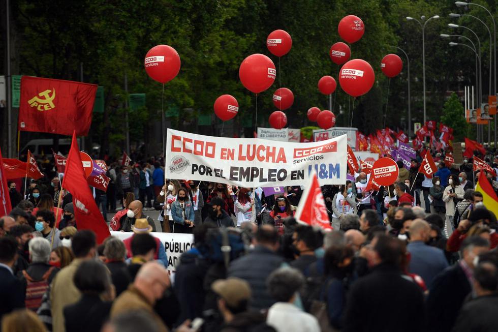 Miles de personas se sumaron este sábado a las manifestaciones por el 1 de Mayo en más de 70 ciudades y localidades de España, en las primeras manifestaciones por el Día del Trabajo desde que empezó la pandemia del coronavirus. (Texto y foto: AFP).