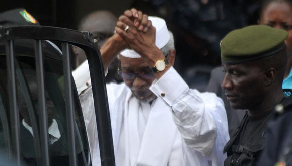 En esta foto de archivo tomada el 2 de julio de 2013, el ex dictador de Chad Hissene Habre es escoltado por oficiales militares luego de ser llevado ante un juez en Dakar. (Foto: AFP).
