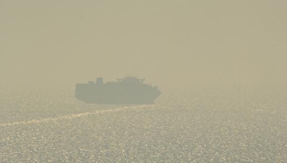 El primer buque de carga que utiliza las nuevas rutas de navegación del Mar Negro se ve saliendo del puerto sureño de Odesa el 16 de agosto de 2023. (Foto de STRINGER / AFP)