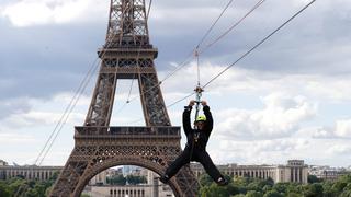 Bajar de la Torre Eiffel de un modo muy diferente: en tirolesa y a casi 100 km/h |FOTOS