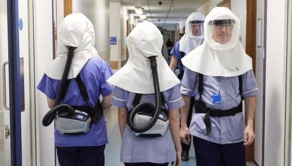En el Hospital Universitario de Southampton, Reino Unido, el personal médico usa en pruebas unas máscaras con purificadores de aire especiales. (Foto: UHSFT)