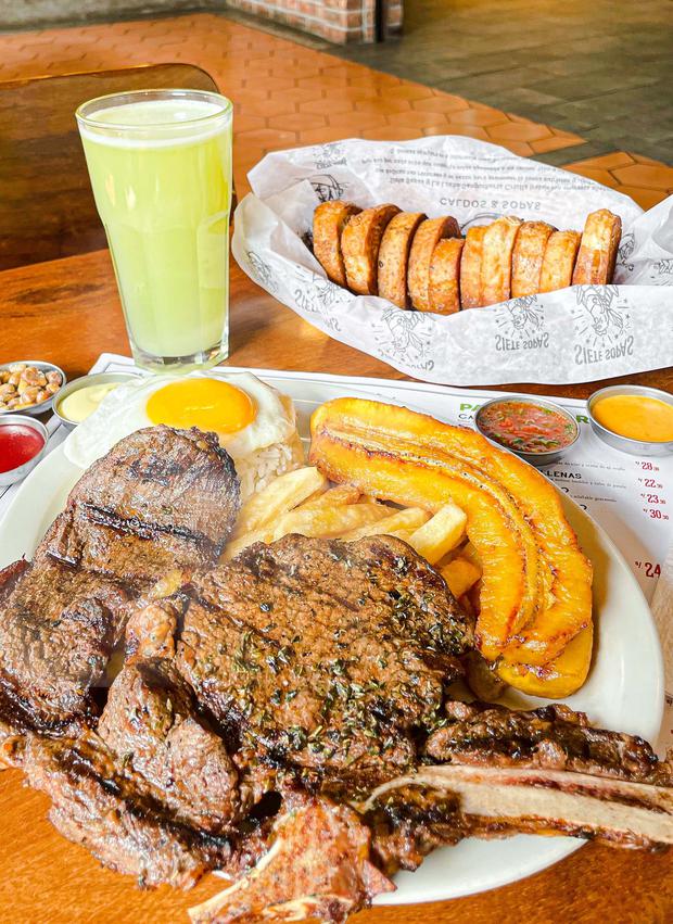 Poor style steak.  A total of 300 grams of grilled steak accompanied by French fries, ripe banana and fried egg.  A dish without a doubt strong. 