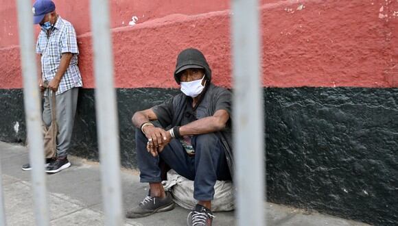Muchos ciudadanos se preguntan qué pasará si no pudieron cobrar el bono de 380 soles para afrontar la pandemia por el COVID-19. Aquí una imagen de personas sin hogar que se representan en el refugio establecido en la plaza de toros bicentenario de Acho en Lima (Foto: Cris Bouroncle / AFP)