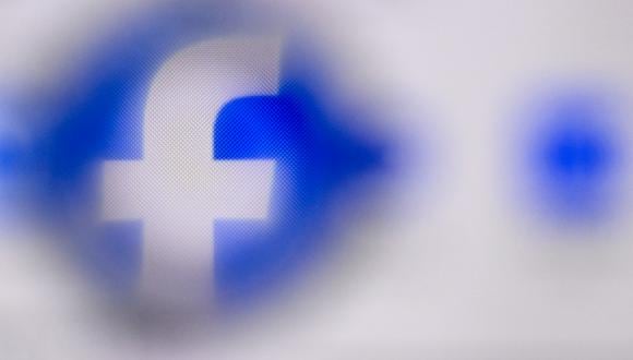 Facebook, una de las redes sociales más tradicionales de Meta, sufrió una caída mundial y le siguieron otras. (Foto: AFP)