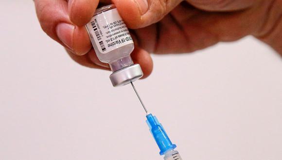 Un trabajador de la salud llena una jeringa con una dosis de la vacuna Pfizer-BioNTech contra COVID-19 en un centro de vacunación en Santiago de Chile, el 12 de julio de 2021. (JAVIER TORRES / AFP).