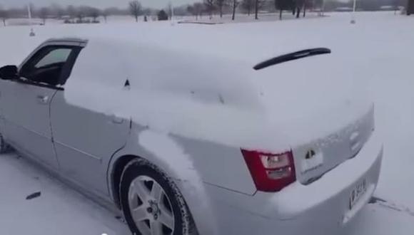YouTube: ruso enseña a quitar nieve del carro en segundos