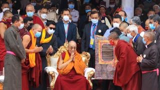 El Dalai lama reaparece en una cumbre budista tras escándalo donde pide a un niño que le “chupe” la lengua