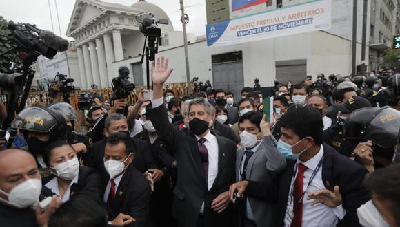 Francisco Sagasti, el presidente del Perú por los siguientes meses, salió del Congreso a saludar a grupo de manifestantes en exteriores de la Plaza Bolívar. Foto: Anthony Niño de Guzmán / @photo.gec