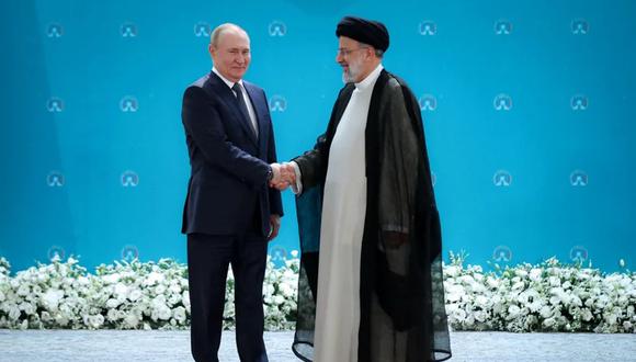 Los presidentes de Rusia e Irán, Vladimir Putin y Ebrahim Raisi, respectivamente, estrechan las manos durante un encuentro celebrado en julio en Teherán y del que también participó Turquía. En dicha cumbre, las tres naciones abordaron temas como la guerra en Ucrania y el conflicto en Siria.