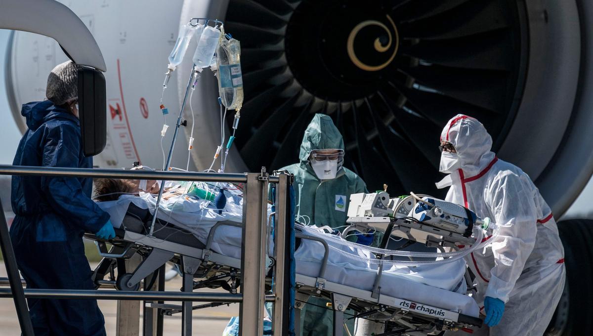 Francia suma un total de 3.523 defunciones por coronavirus. El número provisional de hospitalizados es de casi 22.800, con un alza de 1.749 desde el lunes. (AFP / SEBASTIEN BOZON).