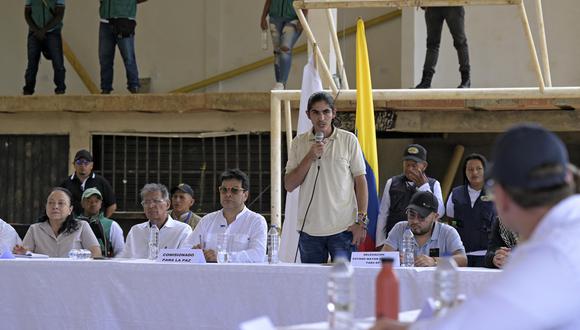 El comandante disidente de las FARC EP, alias Andrey, habla durante el anuncio de conversaciones de paz entre una facción disidente de la guerrilla de las FARC que se autodenomina Estado Mayor Central (EMC) y el Gobierno colombiano, cerca de la localidad de Suárez, departamento del Cauca. (Foto de Joaquín SARMIENTO / AFP )