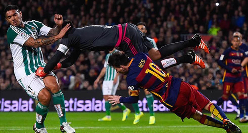 Un inexistente penal de Adán contra Lionel Messi abrió la goleada al Betis. (Foto: Getty Images)