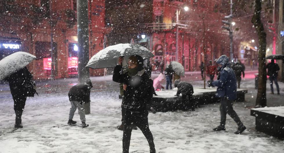 La gente camina durante una tormenta de nieve en Jerusalén, Israel, el 26 de enero de 2022, durante una tormenta de invierno regional llamada Elpis. (EFE/EPA/ABIR SULTAN).