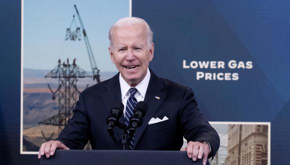 El presidente de Estados Unidos, Joe Biden, anuncia una exención del impuesto federal a la gasolina en un intento por reducir sus precios. (EFE/EPA/MICHAEL REYNOLDS).