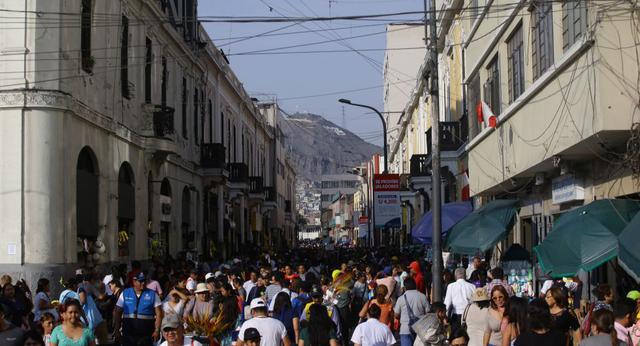 Así lucen el jirón Andahuylas a 18 años del incendio. Esto sucede, pese a la fiscalización. Los ambulantes regresan cada vez que las autoridades se retiran de la zona. (Foto: Jesús Saucedo)