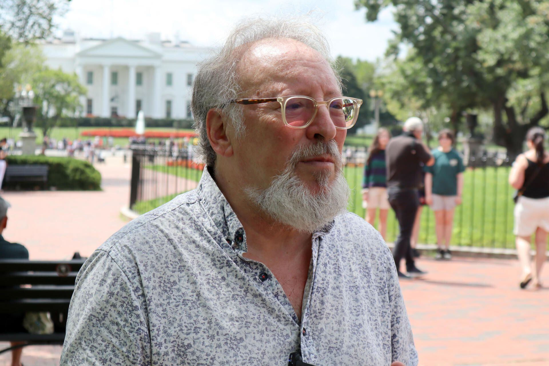 Journalist Peter Kornbluh speaks in an interview with EFE, on August 15, 2023 in front of the White House in Washington, DC (EFE/Octavio Guzmán).