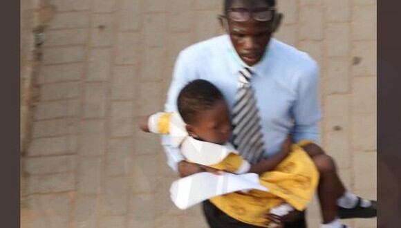 En Ghana, un hombre llevó cargando a su hija al colegio, en medio de una huelga de transportistas. La foto se volvió viral. (Twitter/ Joy Online).